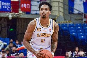 独一档的存在！巴里-布朗27中16轰下44分5板7助3断1帽