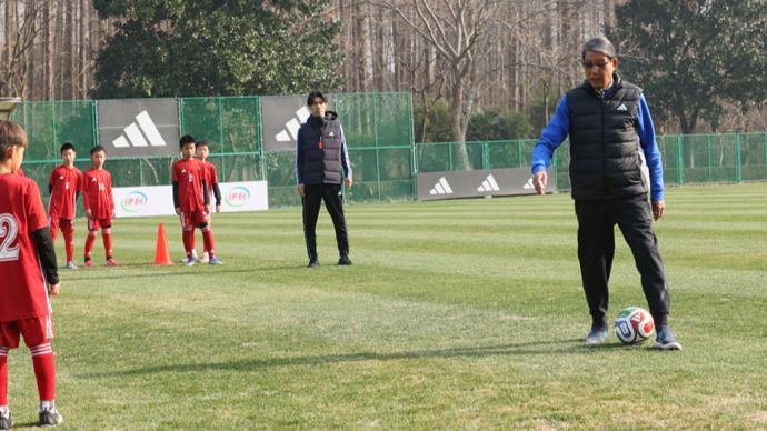 根宝足球基地迎“首位接班人”，吕文君退役转型挂帅海港“一生一世队”